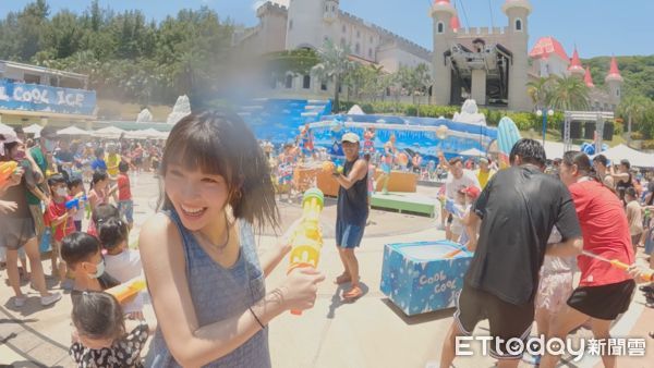 ▲▼KID、峮峮到遠雄海洋公園戲水。（圖／ETtoday）