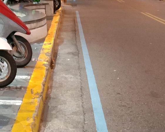 ▲有網友在澎湖路邊發現特殊的藍色標線。（圖／翻攝自Facebook／路上觀察學院）