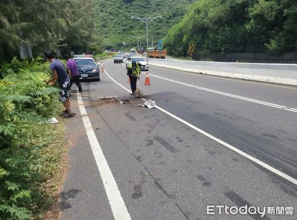 ▲枋寮警分局楓港派出所副所長林忠厚、警員簡銘嘉及陳柏弦協助排除故障自小貨車             。（圖／記者陳崑福翻攝，下同）