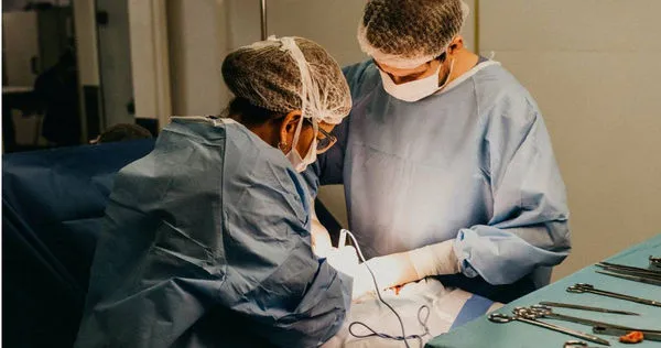 英國老婦接受美容療程，結果留下恐怖後遺症。（示意圖／Unsplash）