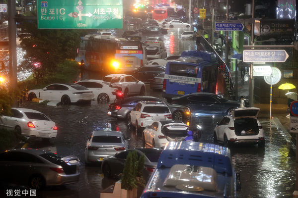 ▲▼暴雨導致首爾江南瑞草大路8日晚間交通大打結。（圖／CFP）