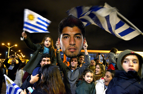 烏拉圭球迷在機場守候蘇亞雷斯。(圖／達志影像／美聯社)