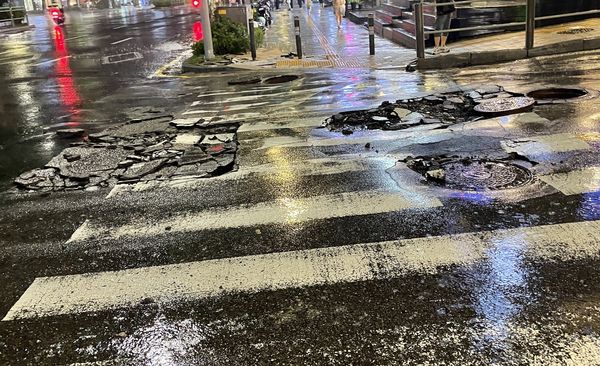 ▲▼南韓首爾8日降下暴雨，人孔蓋被噴飛。（圖／翻攝自推特）