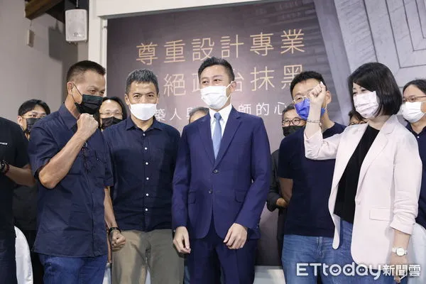 ▲▼民進黨桃園市長參選人林智堅出席「尊重設計專業拒絕政治抹黑－建築人與設計師的心聲」記者會，現場多名建築師、設計師及大學教授學者都出面力挺林智堅。（圖／記者湯興漢攝）