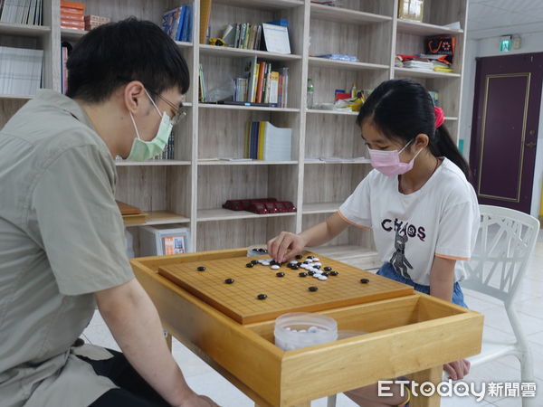 ▲▼2022年最年輕的總統教育獎得主黃宜萱(右)，希望可以跟她的圍棋老師林康(左)一樣，當一個助人的圍棋老師。（圖／慈濟基金會提供）