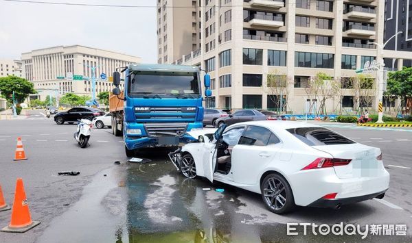 ▲桃園市黃姓女子今天上午駕駛轎車行經桃園區正光路左轉大興西路，失控與砂石車發生碰撞。（圖／記者沈繼昌翻攝）