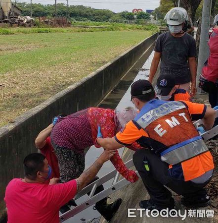 ▲台南市消防局下營分隊據報派員架梯及時將跌落大排內的80歲婦人救起，避免憾事發生。（圖／民眾提供，下同）