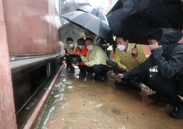 ▲▼南韓總統尹錫悅前往一家三口居住的半地下房視察。（圖／CFP）