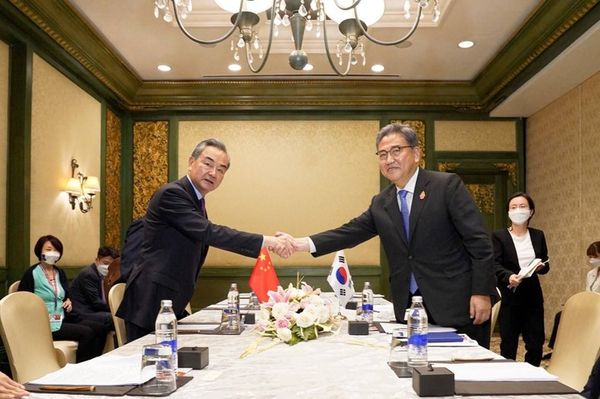 ▲▼南韓外長朴振與中國外長王毅握手。（圖／南韓外交部）