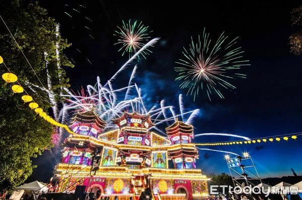 ▲基隆主普壇開燈放彩共璀璨 蔡英文見證國定民俗文化典範。（圖／記者郭世賢翻攝）