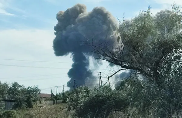 ▲▼俄軍在克里米亞的空軍基地，傳出巨大爆炸聲，並且竄出蕈狀黑煙。（圖／路透）