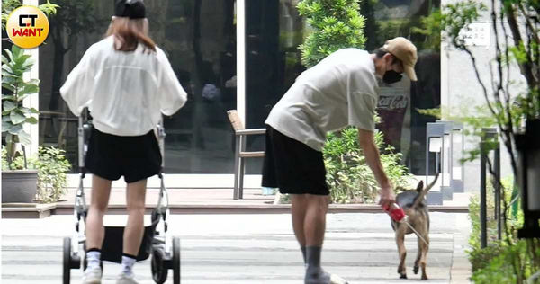 狗狗在社區步道旁灑尿完，李國毅當場拿水瓶沖洗。（圖／本刊攝影組）