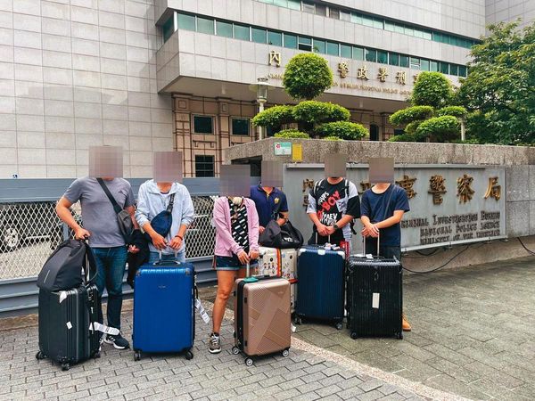 刑事局日前在桃園機場苦勸6名要赴柬打工賺高薪的年輕台灣人取消行程。（刑事局提供）