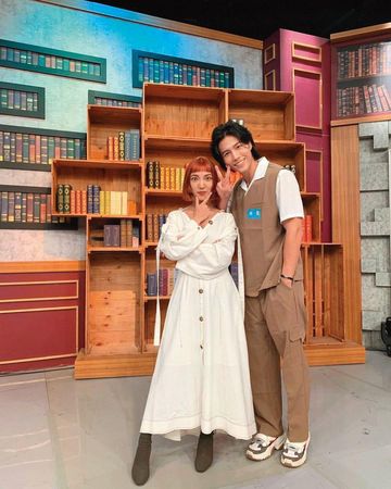 林禹（右）和高雋雅（左）去年曾為偶像劇《戀愛是科學》一同上節目宣傳，據傳，兩人當時已互有好感。（翻攝自林禹IG）