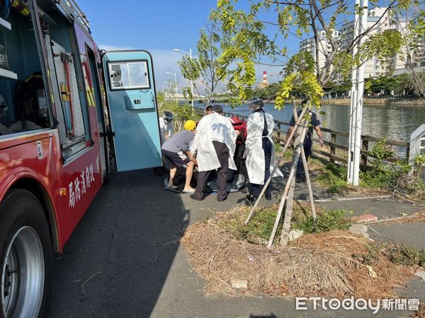 ▲高雄中華五路前鎮河面發現一名女子溺斃，頭部有擦倉             。（圖／記者吳奕靖翻攝）