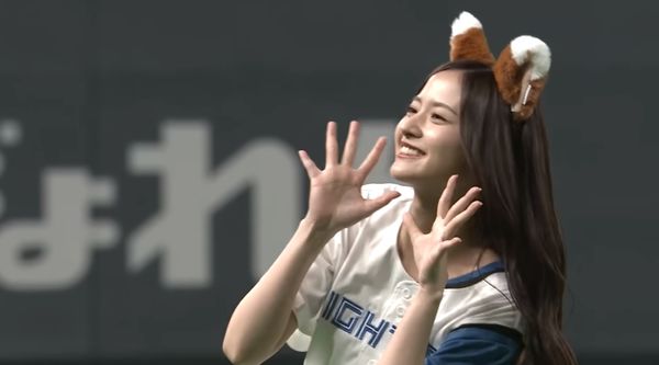 ▲▼「乃木坂46」成員金川紗耶和FIGHTERS GIRL一起跳狐狸舞。（圖／翻攝自YouTube）