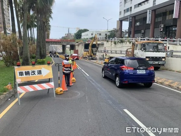 ▲台南市區鐵路地下化工程預計8月16日進行林森路大同地下道下階段交維切換，地下道東西兩向道路將同時施工約9個半月，施工期間單向只剩2車道。（圖／記者林悅翻攝，下同）