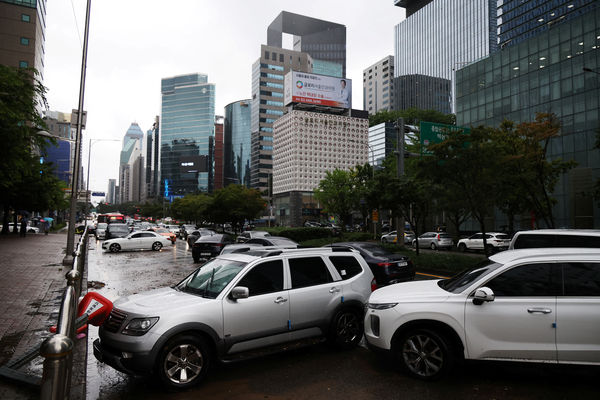 ▲▼暴雨集中降在南韓首都圈，首爾江南成為重災區，許多豪華進口車泡在水中。（圖／路透）