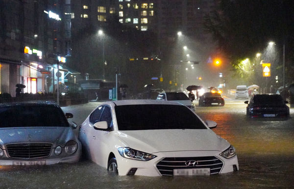 ▲▼暴雨集中降在南韓首都圈，首爾江南成為重災區，許多豪華進口車泡在水中。（圖／路透）