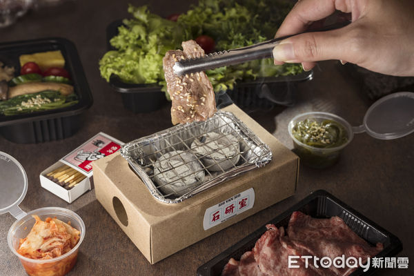 ▲迷你烤爐燒肉便當台灣也有！石研室與峇嵐杉丘合作限量開放訂購。（圖／石研室提供）