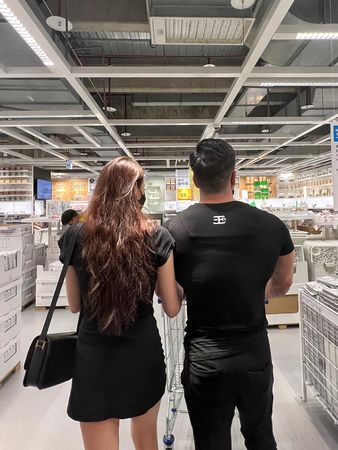 ▲野生李沛旭逛IKEA「手扶梯激吻」被拍。（圖／翻攝自李沛旭臉書）