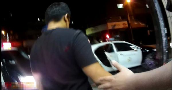 ▲男子在提款機前為何反覆插卡抽卡，引起南下休假的台北員警起疑，當場逮捕車手。（圖／警方提供）