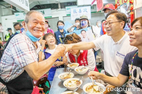 ▲國民黨桃園市長參選人張善政今天參訪中壢區第二公有市場，緊握攤商熱情支持的一雙手。（圖／記者沈繼昌翻攝）