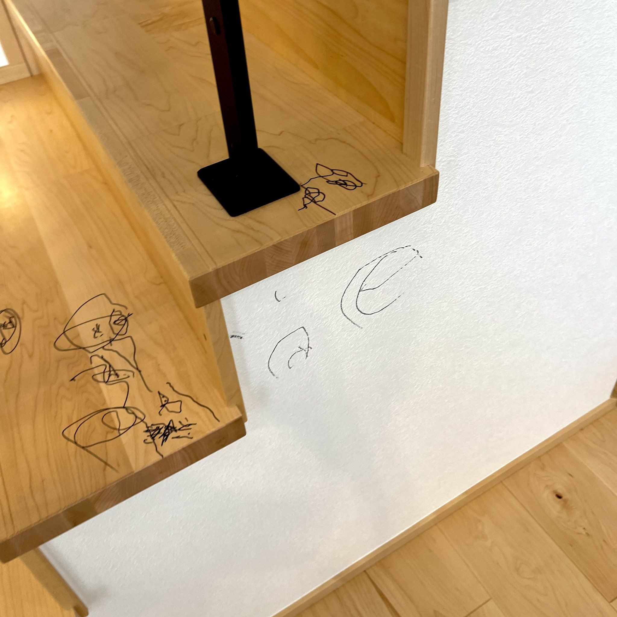 ▲▼2歲兒將新家當作自己的畫板。（圖／翻攝自twitter／@NatsuTagu）