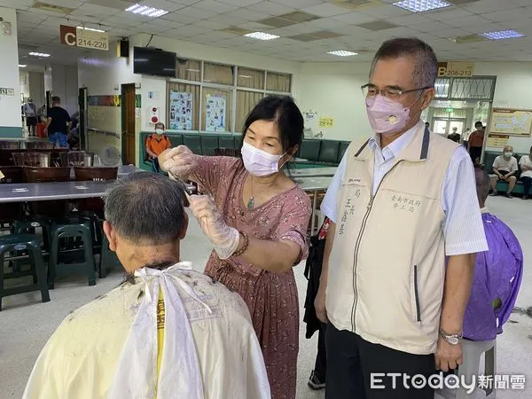 ▲勞工局「做工行善團」義剪團隊之台南市人體彩繪從業人員工會志工，前往仁愛之家辦理義剪活動。（圖／記者林悅翻攝，下同）