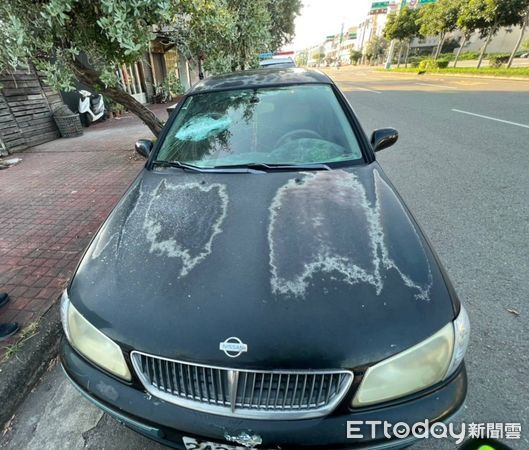 ▲▼台中9日晚間一名男子隨機砸毀路旁轎車擋風玻璃。（圖／民眾提供）