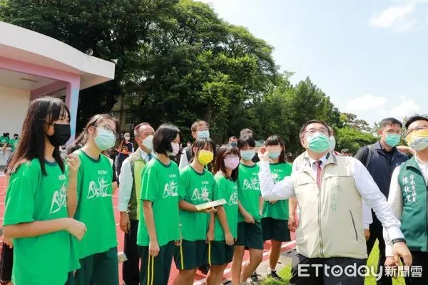 ▲台南市長黃偉哲在教育局長鄭新輝及地方民代的陪同下，前往麻豆國中視察運動操場及周邊設施整建情形，並與學生親切互動。（圖／記者林悅翻攝，下同）