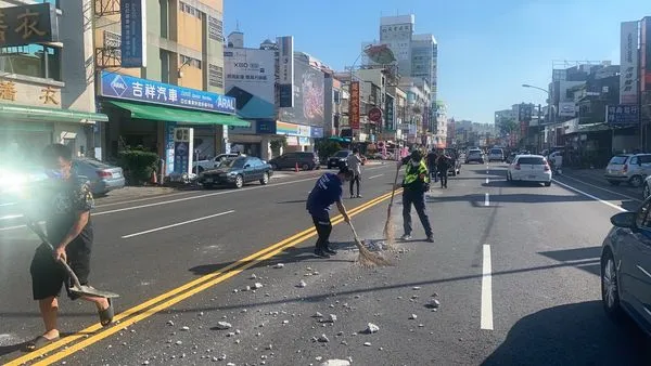 快訊 彰化鬧區砂石沿路掉長達數十米車主曝光最高開罰1 8萬 Ettoday社會新聞 Ettoday新聞雲