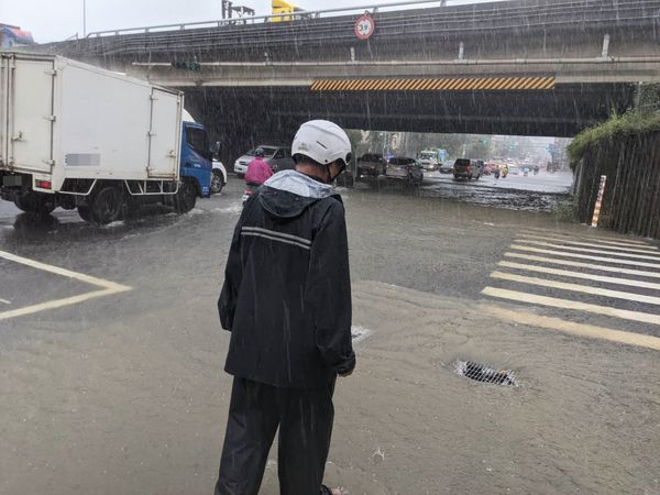▲▼台南市仁德區高速公路下每遇強降雨即會淹水。（示意圖，翻攝台南市議員吳禹寰臉書）