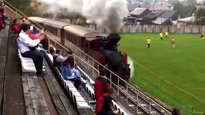 斯洛伐克足球場有火車經過！　場上球員看了N遍超淡定