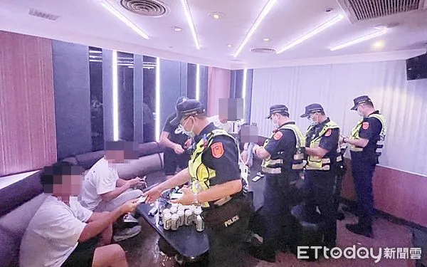 ▲桃園警方9日晚間針對轄區酒店、KTV與汽車旅館等場所擴大臨檢，查出吳姓男子因背信案遭通緝。（圖／記者沈繼昌翻攝）