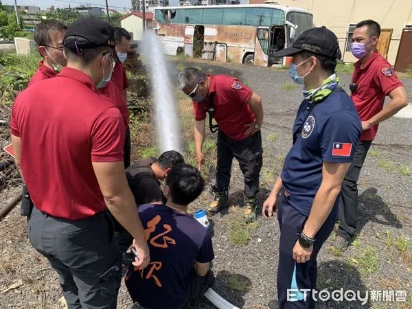 ▲台南市消防局第四大隊，為加強救災供水作戰能力，特別召集大隊部人員及各分隊幹部，於新化消防訓練場分2梯次進行強化水源供需平衡科學化訓練。（圖／記者林悅翻攝，下同）