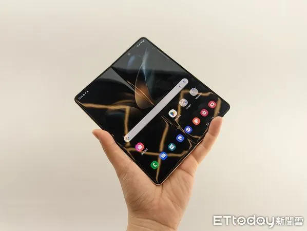 ▲三星摺疊機Galaxy Z Fold4、Galaxy Z Flip4（勿用 2100解禁）。（圖／記者陳俐穎攝）