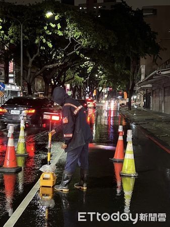 ▲高雄市大順路因為雨勢造成路面凸起，警方用警示燈提醒             。（圖／記者吳奕靖翻攝）
