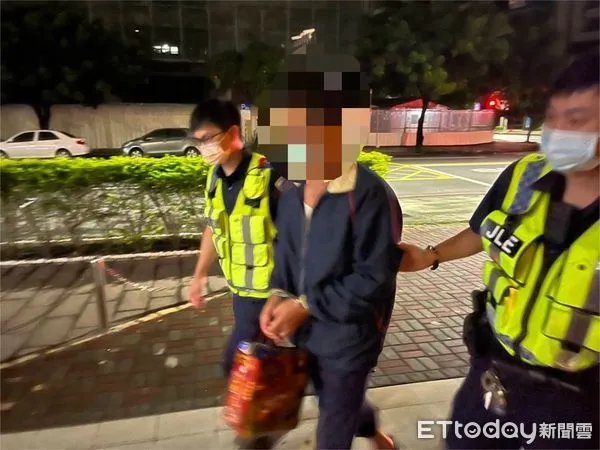 ▲台南市永康分局警方巡視轄內有無積淹水情況時，１名蔡姓毒品通緝犯在躲雨時，被員警一認出，將他逮捕歸案。（圖／記者林悅翻攝，下同）