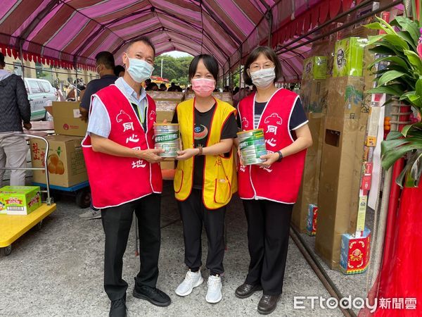 ▲台電屏東區處顧育成處長（左）創世基金會工作人員、中）台電屏東區處曾淑媚副處長（右）             。（圖／台電屏東區營業處提供，下同）