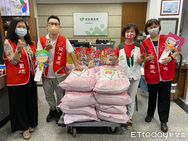 ▲台電屏東區處顧育成處長（左）創世基金會工作人員、中）台電屏東區處曾淑媚副處長（右）             。（圖／台電屏東區營業處提供，下同）