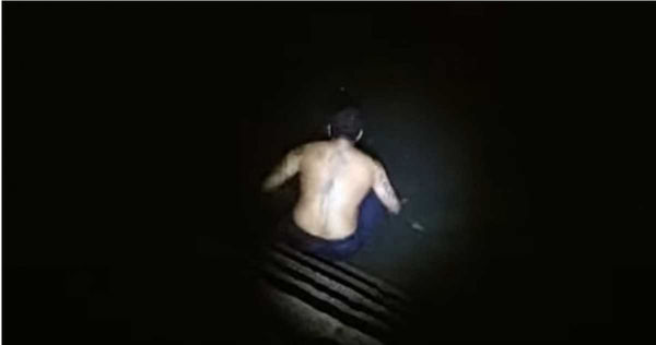 男子接受匿名挑戰，在農曆七月下水夜游。（圖／翻攝自Sgfollowsall Youtube）