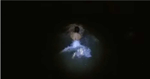 男子下水5分鐘就消失在水面上游。（圖／翻攝自Sgfollowsall Youtube）