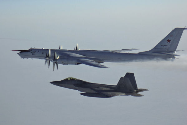 ▲▼ 俄羅斯圖-142（Tu-142）海上偵察機，圖上。北美防空司令部（NORAD）2020年公布俄羅斯圖-142海上偵察機遭攔截的照片。（圖／達志影像／美聯社）