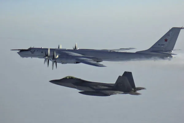 ▲▼ 俄羅斯圖-142（Tu-142）海上偵察機，圖上。北美防空司令部（NORAD）2020年公布俄羅斯圖-142海上偵察機遭攔截的照片。（圖／達志影像／美聯社）