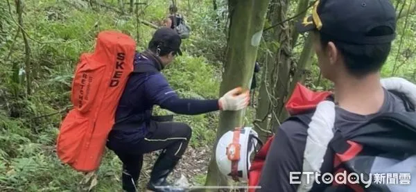 ▲▼警消出動30人攻山全力搜救。（圖／花蓮消防局提供，下同）