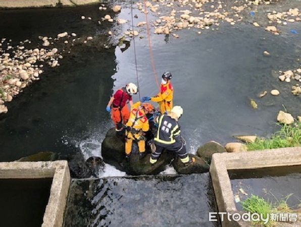 ▲年約35歲女子墜落河床上，救護人員下橋救護。（圖／消防局提供）