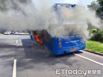 快訊／南崁交流道遊覽車起火！32幼兒園師生嚇壞逃生　警消急灌救