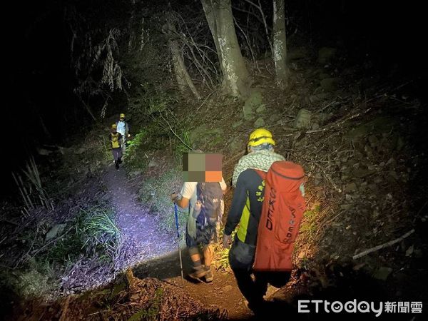 ▲▼登山客攀登苗栗泰安虎山被朋友丟包，被搜救人員找到時竟然在路邊睡著了。（圖／苗栗縣消防局提供）