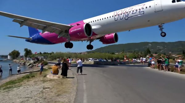 ▲▼一架空中巴士A321neo飛機降落希臘斯基亞索斯島（Skiathos）機場跑道，但著陸前飛行高度極低，讓遊客看了膽戰心驚。（圖／翻攝自YouTube／GreatFlyer）